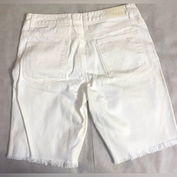 White Jean Shorts Bermuda Style. For ladies - Picture 4 of 6